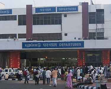 201502261039300679_Flight-tire-exploded-