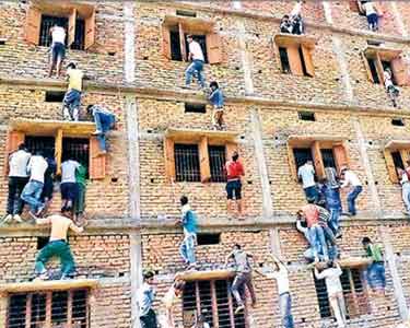 201503200232042533_Bihar-Students-copying-Climb-up-on-the-window-Bit-Paper_SECVPF.gif