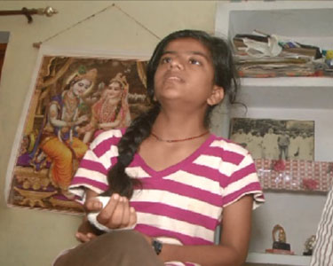 201509151428553423_Brave-Lucknow-schoolgirl-fights-off-kidnappers_SECVPF.gif