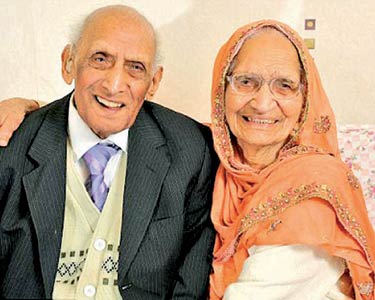 201512130135036641_England-Indian-couple