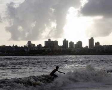 201601091627079555_Mumbai-Girl-falls-whi