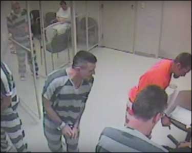 201607102148457467_Watch--Inmates-Break-