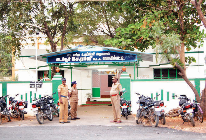 தூத்துக்குடியில் அமைச்சர்– எம்.எல்.ஏ.க்கள் வீடுகளுக்கு போலீஸ் பாதுகாப்பு தூத்துக்குடியில் அமைச்சர்– எம்.எல்.ஏ.க்கள் வீடுகளுக்கு போலீஸ் பாதுகாப்பு