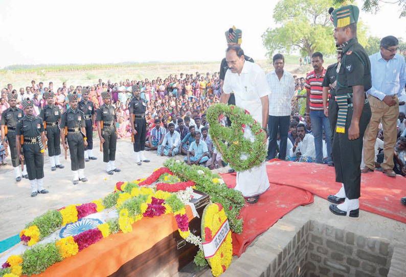 அசாமில் விபத்தில் பலியான தூத்துக்குடி ராணுவ வீரரின் உடல்
அரசு மரியாதையுடன் அடக்கம் அசாமில் விபத்தில் பலியான தூத்துக்குடி ராணுவ வீரரின் உடல்
அரசு மரியாதையுடன் அடக்கம்