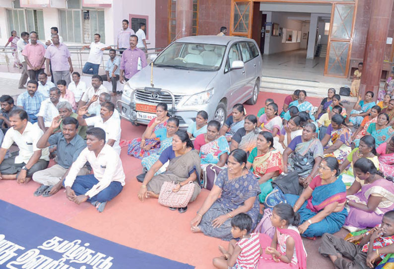 தூத்துக்குடி மாவட்டத்தில் அரசு ஊழியர்கள் ஆர்ப்பாட்டம் தூத்துக்குடி மாவட்டத்தில் அரசு ஊழியர்கள் ஆர்ப்பாட்டம்