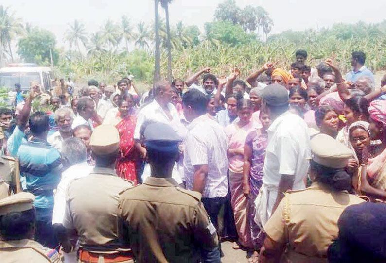 டாஸ்மாக் கடை திறக்க எதிர்ப்பு தெரிவித்து கிராம மக்கள் முற்றுகை டாஸ்மாக் கடை திறக்க எதிர்ப்பு தெரிவித்து கிராம மக்கள் முற்றுகை