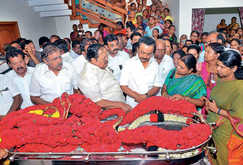 தி.மு.க. செயலாளர் பெரியசாமி உடலுக்கு ஸ்டாலின்–கனிமொழி அஞ்சலி இன்று காலை உடல் அடக்கம் தி.மு.க. செயலாளர் பெரியசாமி உடலுக்கு ஸ்டாலின்–கனிமொழி அஞ்சலி இன்று காலை உடல் அடக்கம்