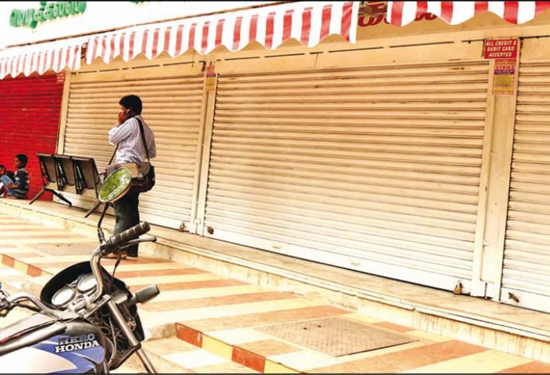 தூத்துக்குடி மாவட்டத்தில் பெரும்பாலான ஓட்டல்கள், மருந்து கடைகள் அடைப்பு தூத்துக்குடி மாவட்டத்தில் பெரும்பாலான ஓட்டல்கள், மருந்து கடைகள் அடைப்பு