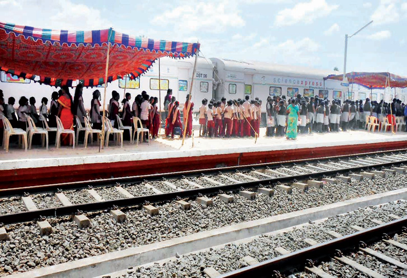 ஆறுமுகநேரியில் 2–வது நாளாக அறிவியல் கண்காட்சி ரெயிலை 23 ஆயிரம் மாணவர்கள் பார்வையிட்டனர் ஆறுமுகநேரியில் 2–வது நாளாக அறிவியல் கண்காட்சி ரெயிலை 23 ஆயிரம் மாணவர்கள் பார்வையிட்டனர்
