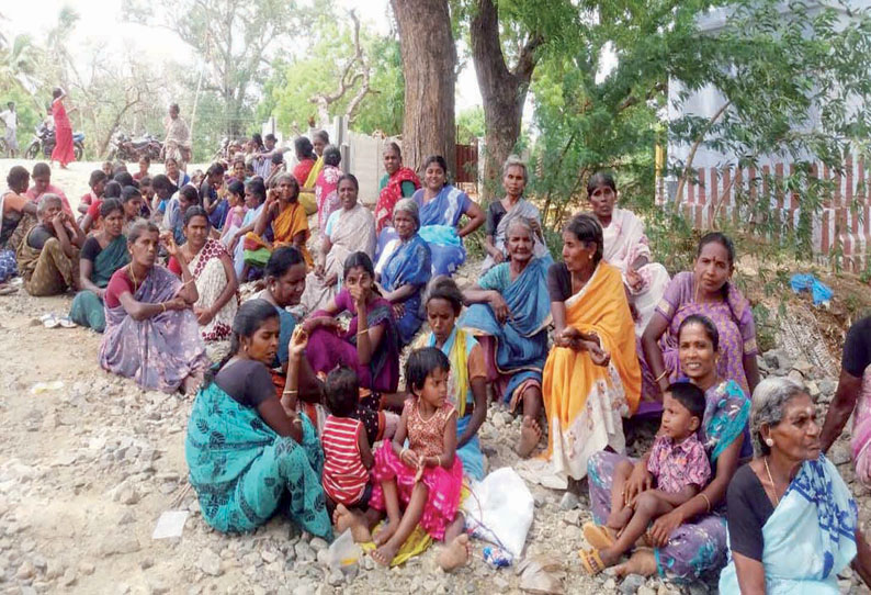ஏரல் அருகே, தனியார் தோட்டத்தில் தொழிற்சாலைகளுக்கு தண்ணீர் எடுக்க பொதுமக்கள் எதிர்ப்பு ஏரல் அருகே, தனியார் தோட்டத்தில் தொழிற்சாலைகளுக்கு தண்ணீர் எடுக்க பொதுமக்கள் எதிர்ப்பு