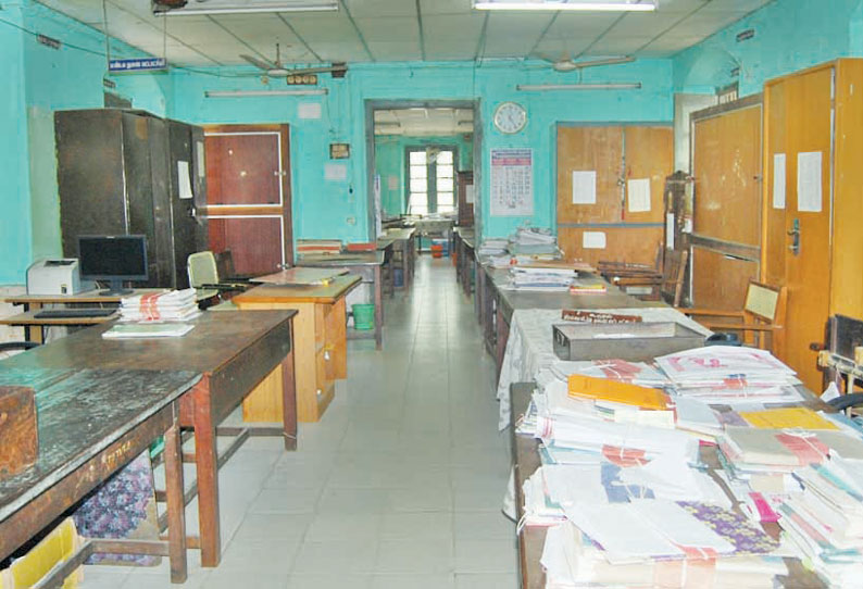 அரசு ஊழியர்கள்-ஆசிரியர்கள் போராட்டம்: அரசு அலுவலகங்கள் வெறிச்சோடின அரசு ஊழியர்கள்-ஆசிரியர்கள் போராட்டம்: அரசு அலுவலகங்கள் வெறிச்சோடின