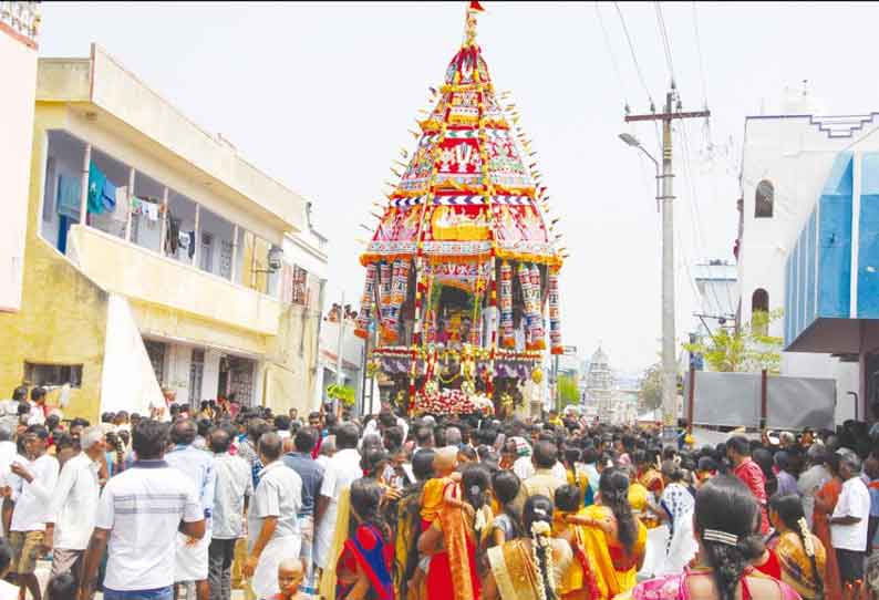 பெரம்பலூர் மதனகோபால சுவாமி கோவில் தேரோட்டம் பக்தர்கள் வடம் பிடித்து இழுத்தனர்