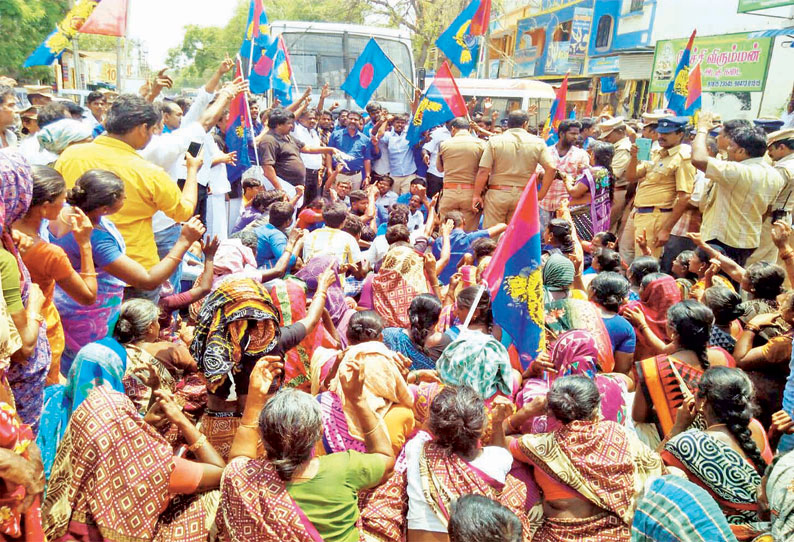 சந்தையூர் சுவர் பிரச்சினை போராட்டம்: இறந்தவரின் உடலை வாங்க மறுத்து உறவினர்கள் சாலை மறியல், 160 பேர் கைது