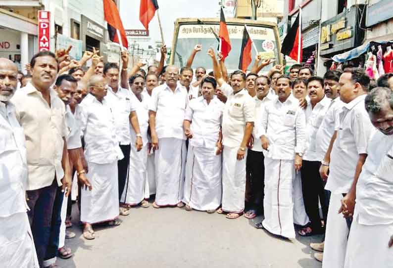 மு.க.ஸ்டாலின் கைது செய்யப்பட்டதை கண்டித்து தி.மு.க.வினர் சாலை மறியல் 75 பேர் கைது