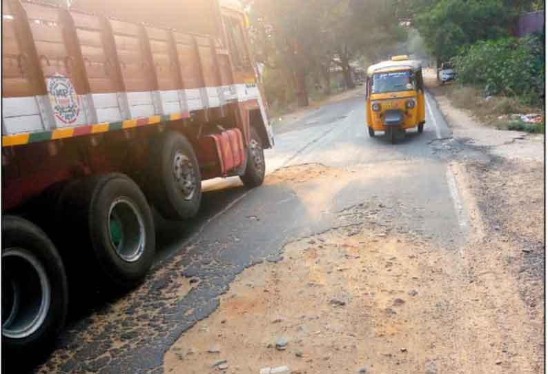 குண்டும், குழியுமாக காட்சி அளிக்கும் குடியாத்தம்-பள்ளிகொண்டா சாலை வாகன ஓட்டிகள் அவதி