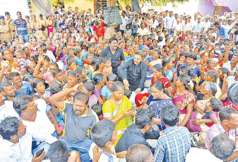 தூத்துக்குடியில் ஸ்டெர்லைட் ஆலைக்கு எதிராக கிராமமக்களுடன் அமர்ந்து கமல்ஹாசன் போராட்டம்