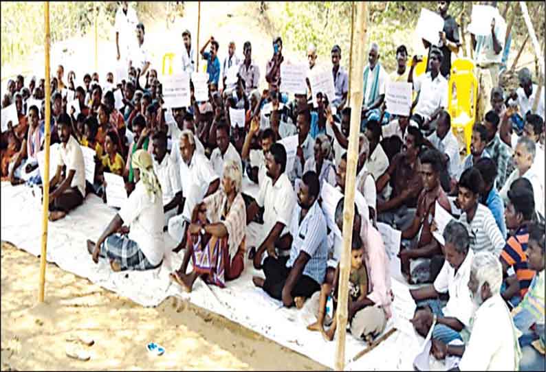 மணல் கடத்தலில் ஈடுபடுபவர்கள் மீது நடவடிக்கை எடுக்க கோரி கிராம மக்கள் உண்ணாவிரத போராட்டம்