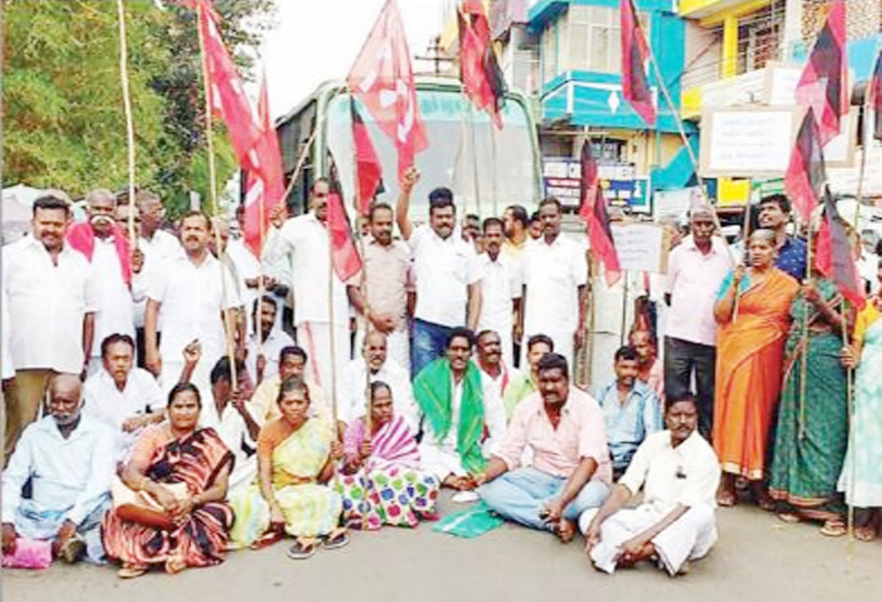 காவிரி மேலாண்மை வாரியம் அமைக்ககோரி முற்றுகை- சாலை மறியல்: தி.மு.க, உள்பட அரசியல் கட்சியினர் 135 பேர் கைது