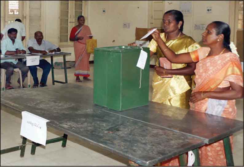 மாவட்டத்தில் முதல் கட்டமாக 8 கூட்டுறவு சங்கங்களில் வாக்குப்பதிவு