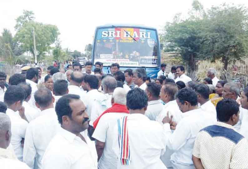 வேளாண்மை கூட்டுறவு கடன் சங்கத்துக்கு தேர்தல் அதிகாரி வராததை கண்டித்து சாலை மறியல்