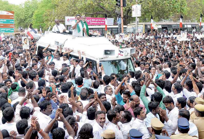 விமான நிலையத்தை முற்றுகையிட்டு போராட்டம் டி.டி.வி. தினகரன் - விவசாய சங்க தலைவர்கள் கைது