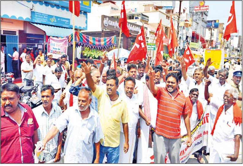 தேனி காவிரி மேலாண்மை வாரியம் அமைக்கக்கோரி தேசிய மயமாக்கப்பட்ட வங்கிகளை முற்றுகையிட்டு போராட்டம்