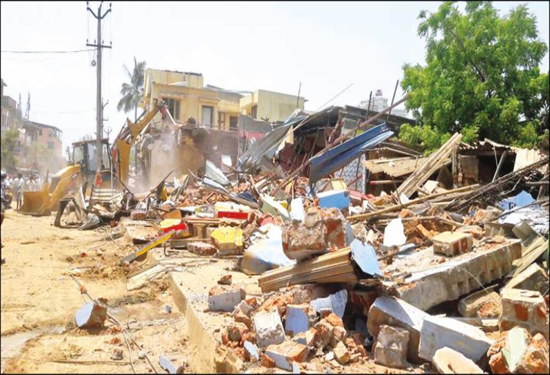 ராமாபுரம் ஏரிக்கரையில் இருந்த ஆக்கிரமிப்பு கட்டிடங்கள் இடித்து அகற்றம்