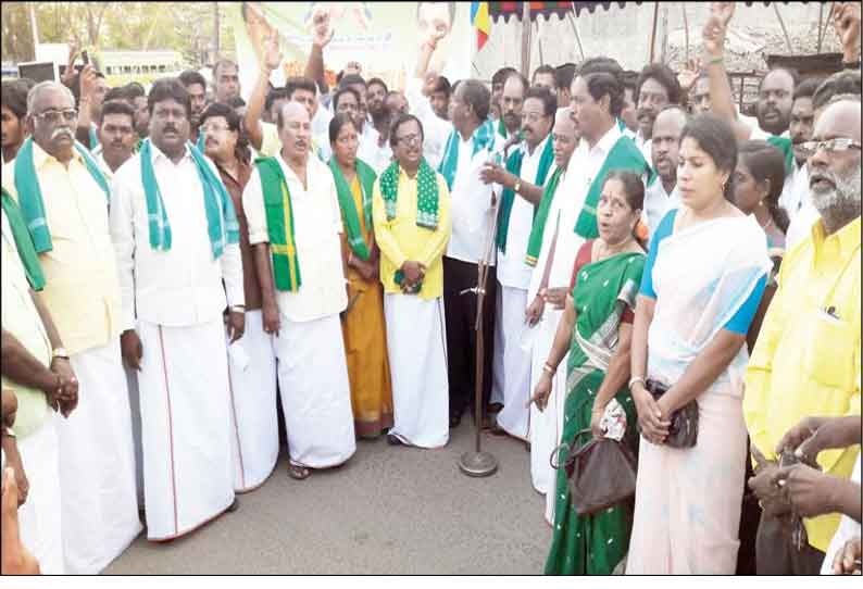 சிதம்பரம் ஒழுங்குமுறை விற்பனைக்கூட நிர்வாக சீர்கேட்டை கண்டித்து தமிழ்நாடு உழவர் பேரியக்கத்தினர் ஆர்ப்பாட்டம்