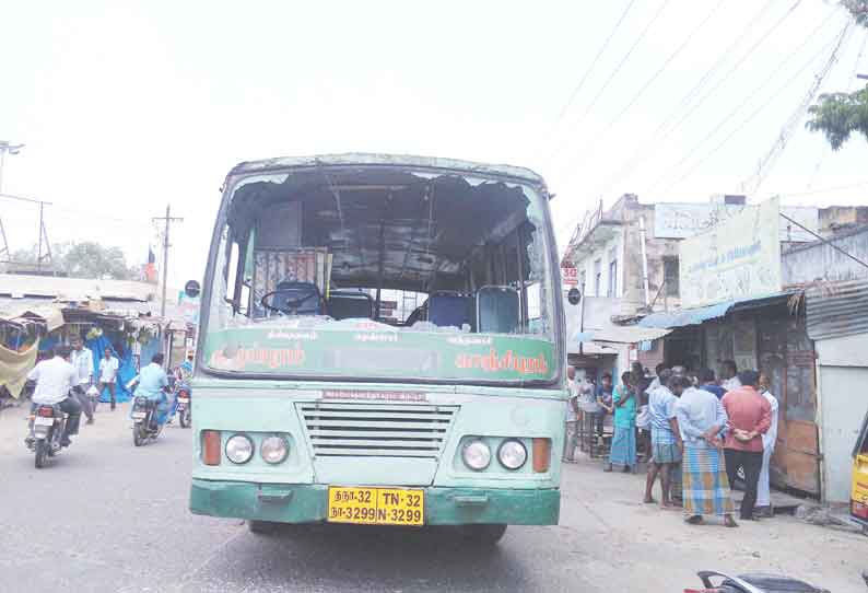 வங்கியின் நுழை வாயிலை பூட்டி கம்யூனிஸ்டு கட்சியினர் போராட்டம் 3 பஸ்களின் கண்ணாடி உடைப்பு