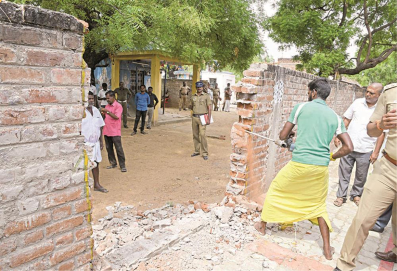 பேரையூர் அருகே சந்தையூரில் பிரச்சினைக்குரிய சுவர் இடிக்கப்பட்டது: 2 பேர் தீக்குளிக்க முயற்சி, 67 பேர் கைது