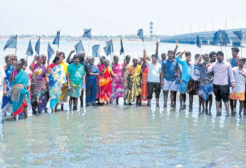 பழவேற்காடு ஏரியில் நின்று மீனவர்கள் போராட்டம்