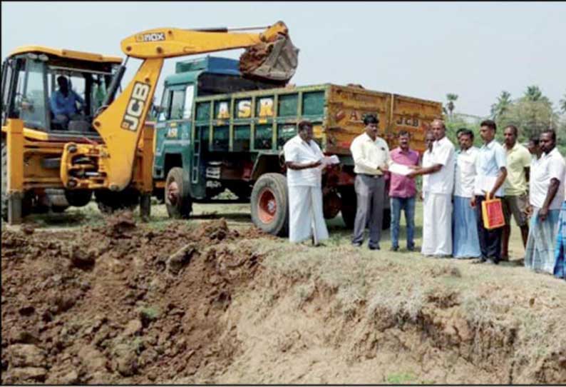 வல்லம் ஏரியில் விவசாயிகளுக்கு வண்டல் மண் எடுப்பதற்கான ஆணை