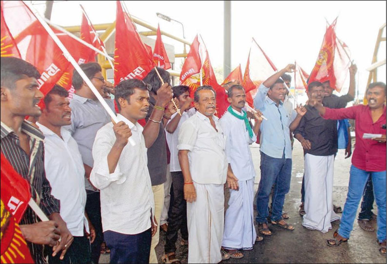 காவிரி மேலாண்மை வாரியம் அமைக்காததால் மத்திய அரசை கண்டித்து சுங்கச்சாவடியை முற்றுகையிட்டு போராட்டம்