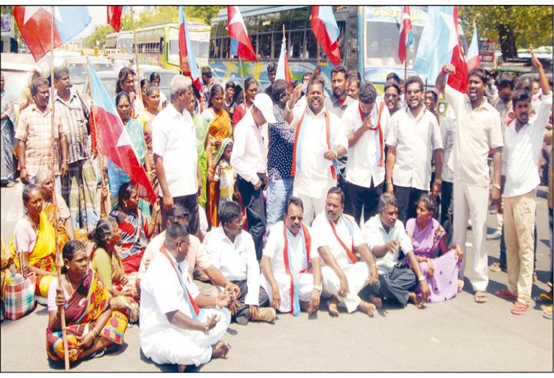 மத்திய அரசு, சுப்ரீம் கோர்ட்டை கண்டித்து 7 இடங்களில் விடுதலை சிறுத்தைகள் சாலை மறியல், 827 பேர் கைது