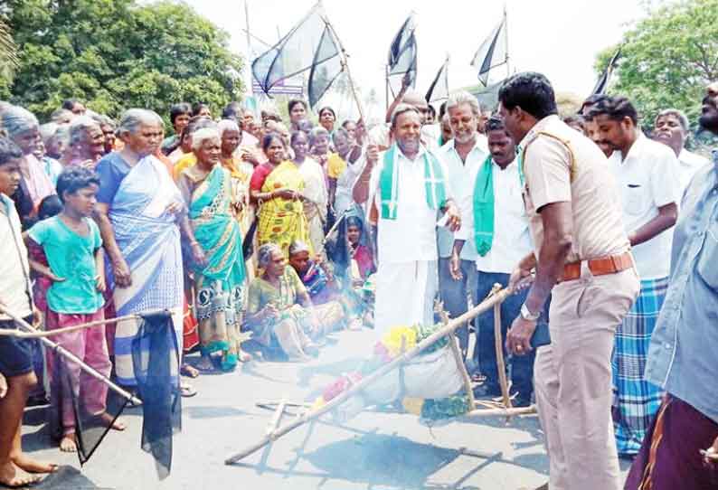 காவிரி மேலாண்மைவாரியம் அமைக்காத மத்திய அரசை கண்டித்து பாடைகட்டி ஊர்வலம்