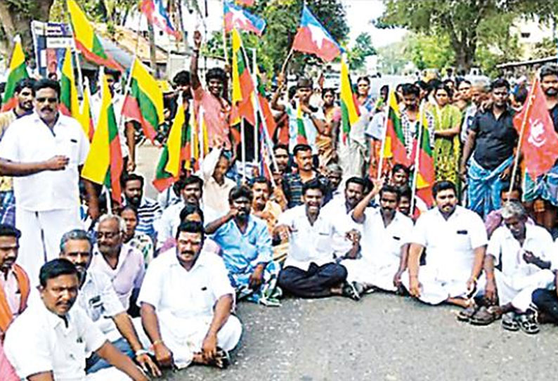 திட்டக்குடி அருகே மணல் குவாரியை மூடக்கோரி கிராம மக்கள் சாலை மறியல்