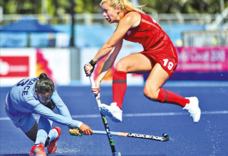பெண்கள் ஆக்கியில் இங்கிலாந்துக்கு அதிர்ச்சி அளித்தது இந்தியா 201804090048252494_Womens-hockey--India-shocked-to-england_SECVPF