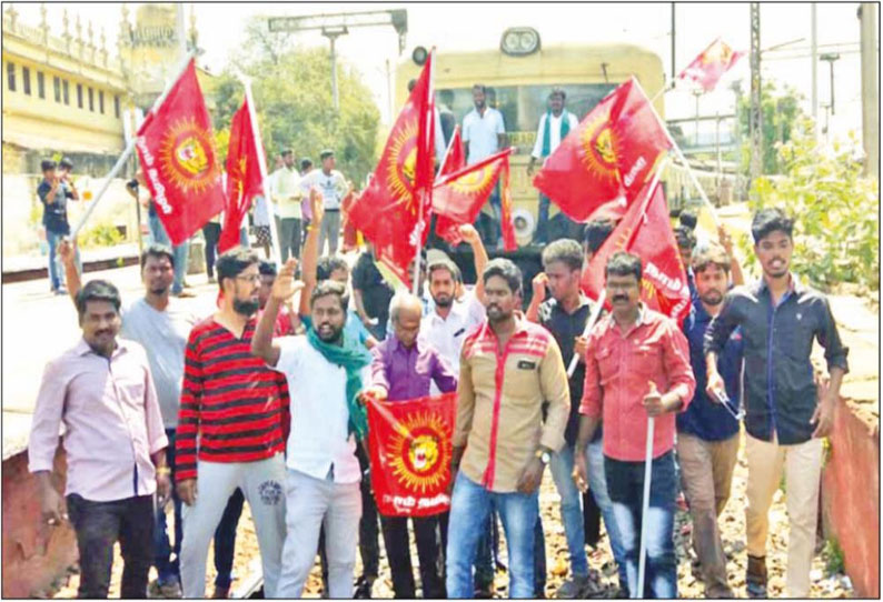 காவிரி மேலாண்மை வாரியம் அமைக்கக்கோரி நாம் தமிழர் கட்சியினர் ரெயில் மறியல் போராட்டம்