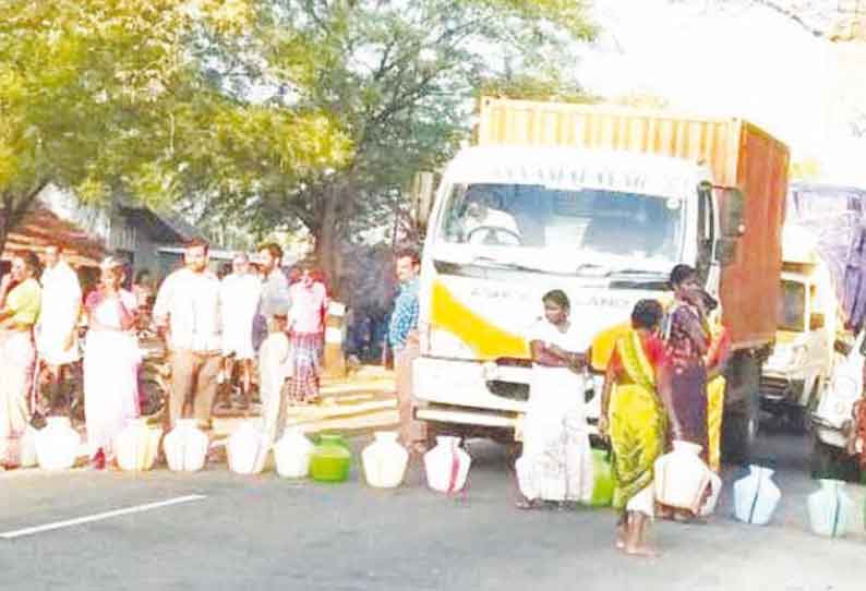 குடிநீர் தட்டுப்பாடு: பொதுமக்கள் சாலை மறியலால் போக்குவரத்து பாதிப்பு