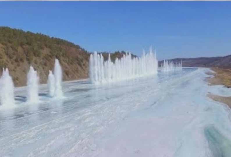 பனியாக மாறிய நதி வெடி வைத்து தகர்ப்பு 201804091502178921_Frozen-river-blasted-to-prevent-ice-blockages-in-NE-China_SECVPF