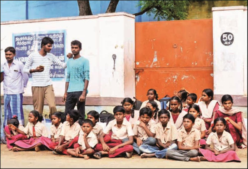 ஆசிரியர்களை கண்டித்து பள்ளியை இழுத்து மூடி பெற்றோர் போராட்டம்