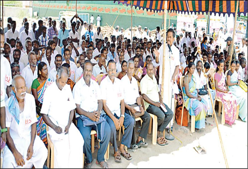 விழுப்புரம் கலெக்டர் அலுவலகம் எதிரே கிராம பஞ்சாயத்து ஊழியர் சங்கத்தினர் காத்திருப்பு போராட்டம்