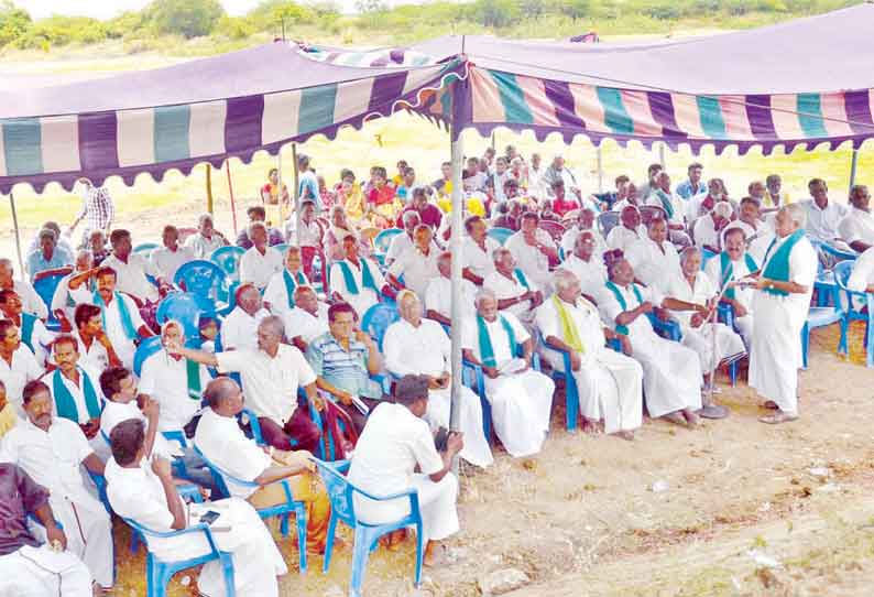 காவிரி மேலாண்மை வாரியம் அமைக்க வலியுறுத்தி ஏரிக்குள் இறங்கி விவசாயிகள் காத்திருப்பு போராட்டம்