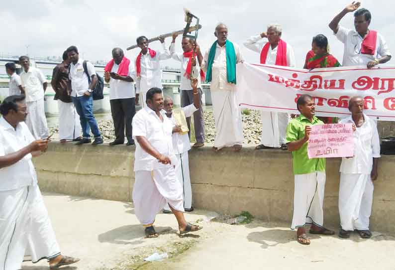 காவிரி மேலாண்மை வாரியம் அமைக்க வலியுறுத்தி முக்கொம்பு தடுப்பணையில் விவசாயிகள் போராட்டம்