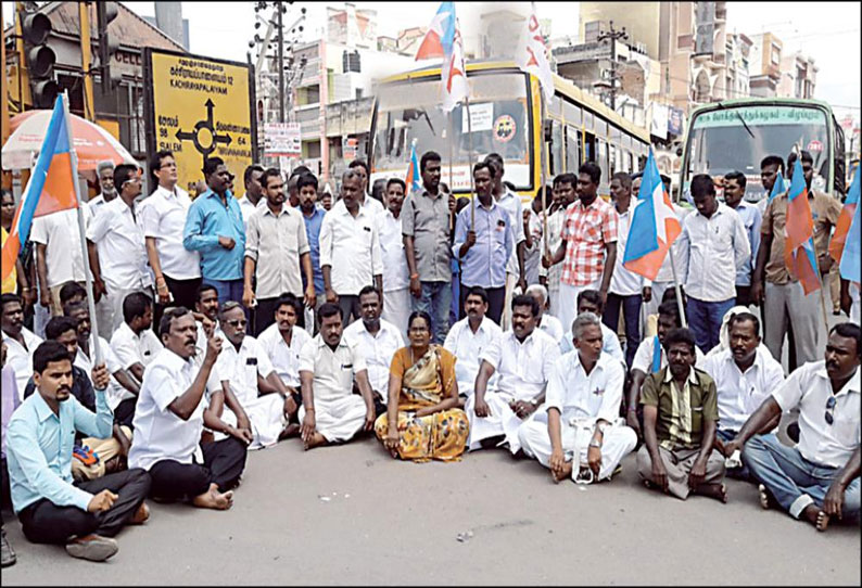 வன்கொடுமை தடுப்பு சட்டத்துக்கு எதிரான உத்தரவை ரத்துசெய்ய கோரி கள்ளக்குறிச்சியில் அரசியல் கட்சியினர் சாலை மறியல்