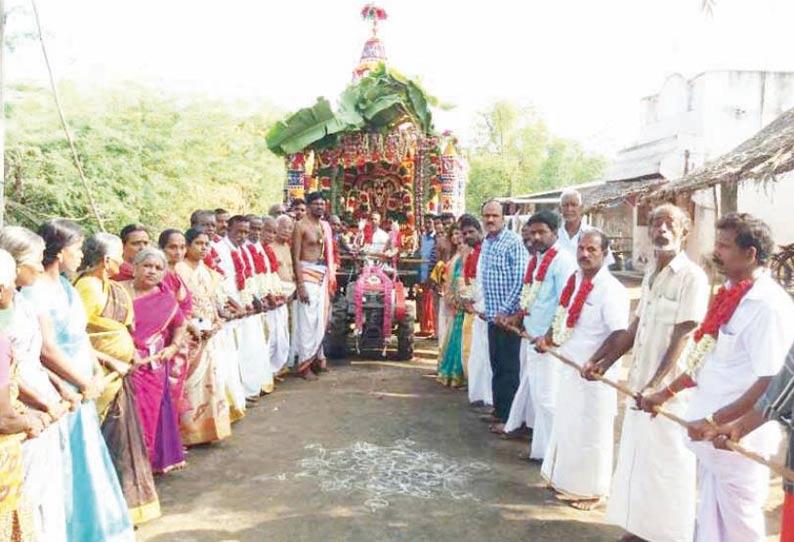 சீனிவாச பெருமாள் கோவில் தேரோட்டம் திரளான பக்தர்கள் கலந்து கொண்டனர்