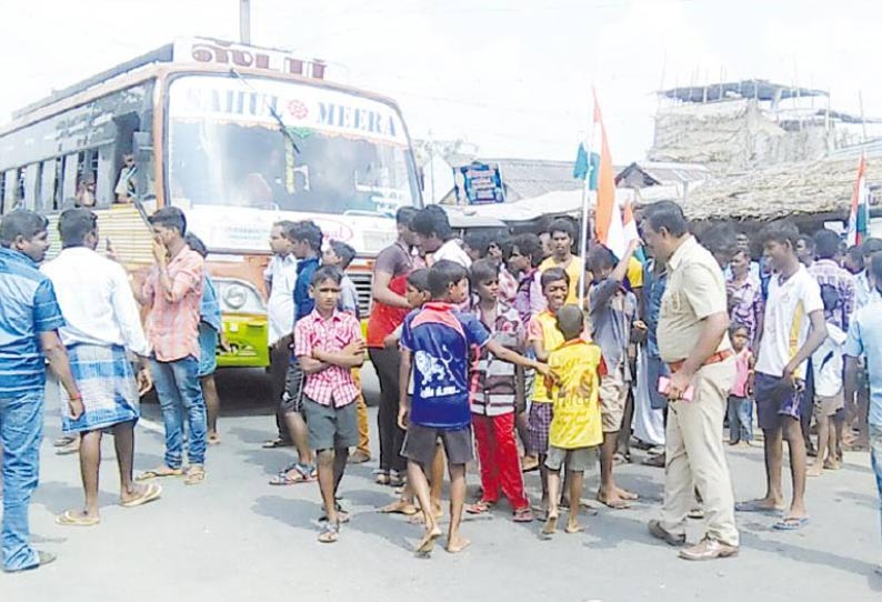 போலீசாரை கண்டித்து பொதுமக்கள் சாலை மறியல்; 1 மணி நேரம் போக்குவரத்து பாதிப்பு