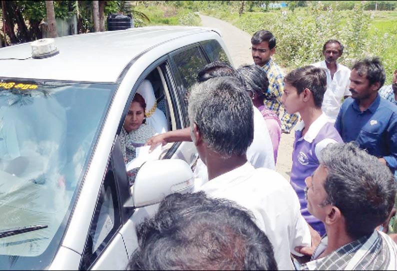 சாலை வசதி செய்து தரக்கோரி பொதுமக்கள் தர்ணா கலெக்டர் காரை நிறுத்தி கோரிக்கை மனு