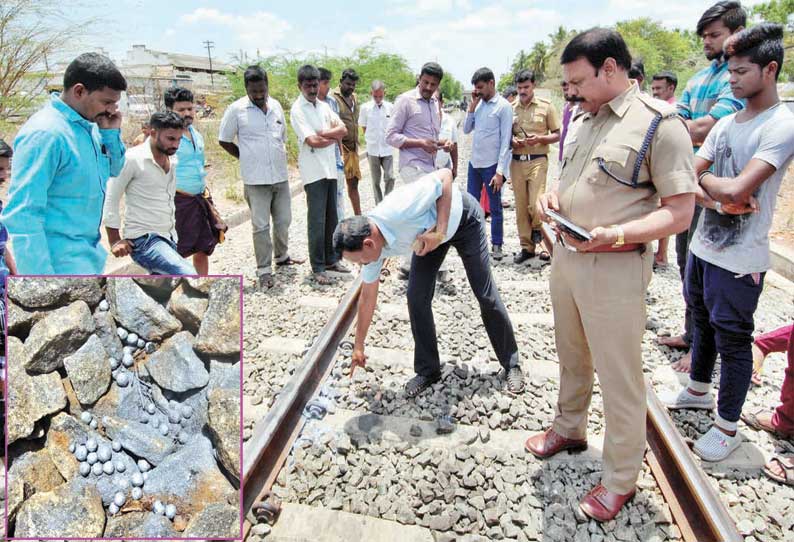 பொள்ளாச்சி அருகே, தண்டவாளத்தில் குண்டு வெடித்தது: கோவை பயணிகள் ரெயிலை கவிழ்க்க சதி