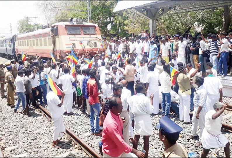 காவிரி மேலாண்மை வாரியம் அமைக்கக்கோரி மாவட்டம் முழுவதும் பா.ம.க.வினர் போராட்டம்